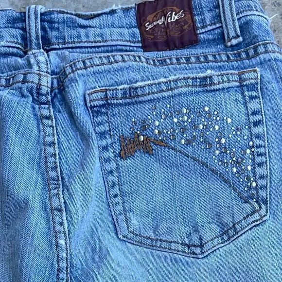 Sweet Vibes Capri Jeans. Size 9 - Picture 3 of 15